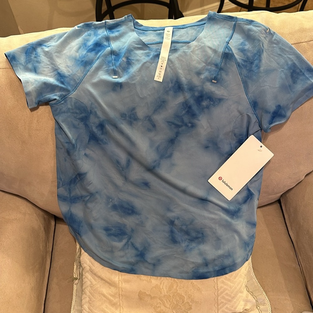 8. NWT Lululemon Lightweight Run Kit Short Sleeve Tidal Dye Hawaiian Blue